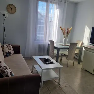 Appartement Jolie F2-5mn De L'aeroport D'orly Parking Prive Gratuit, Paray-Vieille-Poste